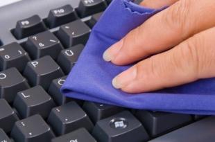 Como e com que limpar o teclado de um laptop contra líquidos derramados, poeira, detritos, sujeira?